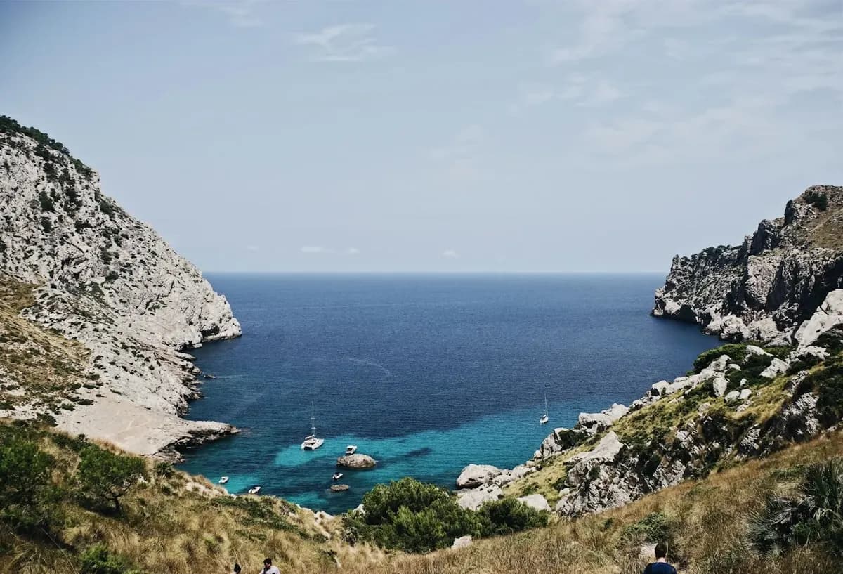 Türkisfarbene Bucht zwischen zwei Klippen