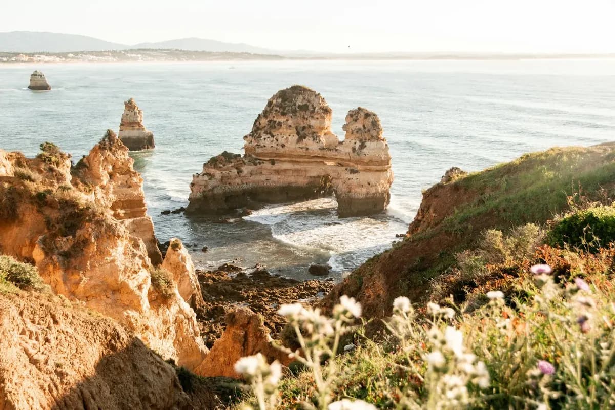 Goldene Felsen und Klippen am Meer